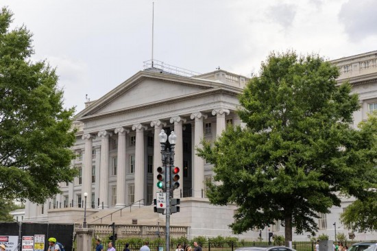 这是2024年7月29日在美国首都华盛顿拍摄的美国财政部大楼。新华社记者胡友松摄