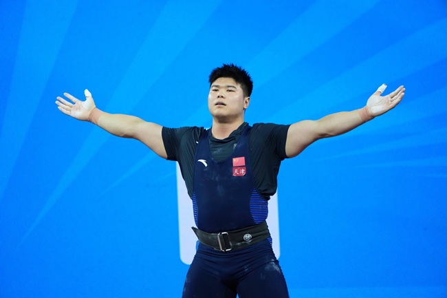 11月19日,天津队刘焕华在挺举成功后庆祝。(十五运会官方图片)