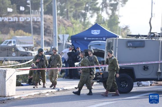 11月18日,在约旦河西岸古什埃齐翁路口,安全人员封锁袭击现场。新华社发(贾马尔·阿瓦德摄)