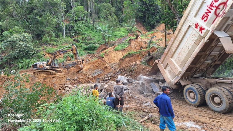 巴塘水电站项目部组成应急抢险队伍,对损毁道路进行清理和修复。巴塘水电站项目部供图