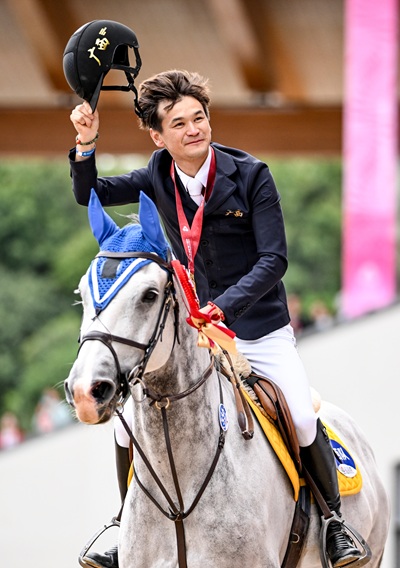 11月19日，夺得冠军的广西队木拉得力赛后骑乘向观众致意。（十五运会官方图片）