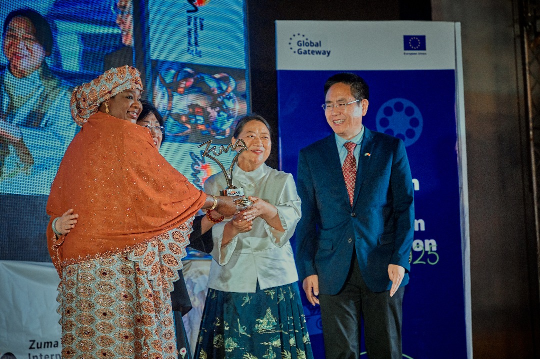 尼日利亚联邦首都区部国务部长玛利亚·马哈茂德(左)为柴红芳(中)颁奖 尼日利亚中国文化中心供图