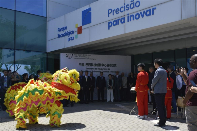 当地时间12月8日,中国—巴西科技创新中心实体化运营启动仪式在巴西里约热内卢联邦大学科技园举行。图为活动在热闹喜庆的舞狮表演中拉开帷幕。 陈妤汎摄