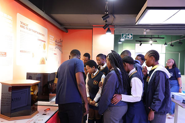 工作人员带领学生参观“倾听科学空间”。人民网记者 戴楷然摄