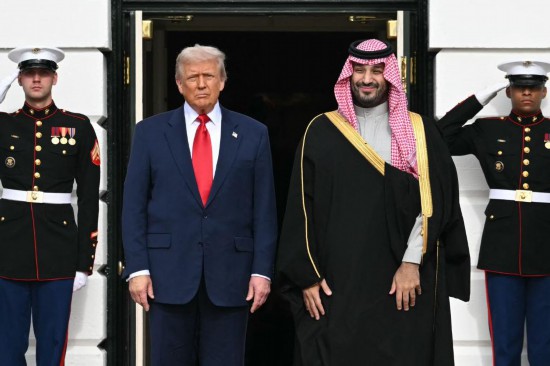 11月18日,美国总统特朗普(前左)在华盛顿白宫欢迎到访的沙特阿拉伯王储兼首相穆罕默德(前右)。新华社/法新