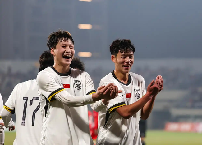 中国队球员张伯霖（前左）在比赛中进球后与队友庆祝。新华社记者 黄伟摄