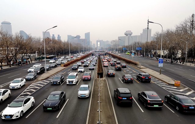 我国在用机动车保有量大、排放量高,是环境空气污染的重要来源。摄影/章轲