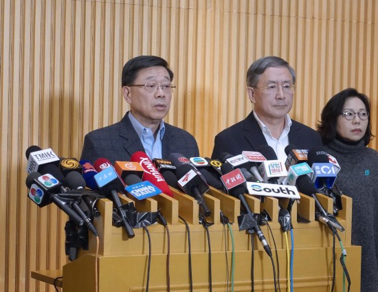 11月27日,香港特区行政长官李家超(左)在政府总部会见传媒介绍最新进展。新华社发(许朗轩摄)