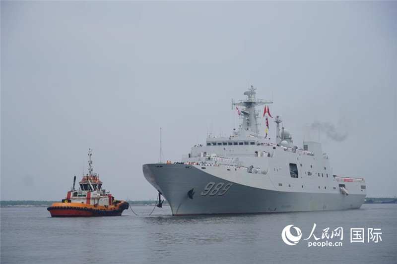 12月7日上午,中国海军989编队舰艇抵达印度尼西亚雅加达丹戎不碌港。人民网记者曹师韵摄