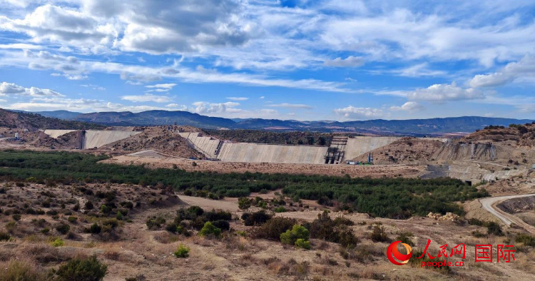 建设中的梅莱格大坝。人民网记者 管克江摄