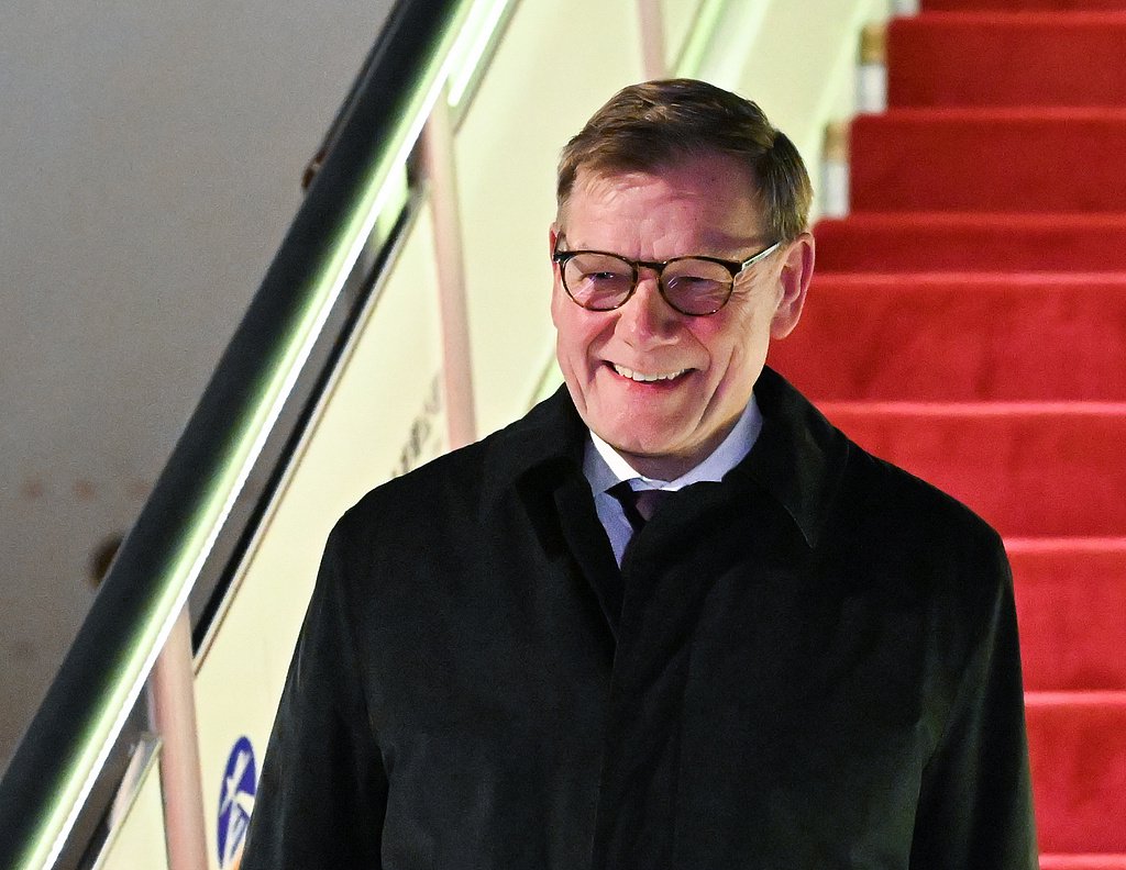 2025年12月8日，北京，德国外交部长瓦德富尔抵达北京首都国际机场。视觉中国 图