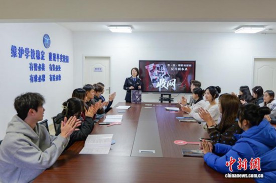 图为学生们在体验反诈剧本杀《收网》。刘彦均 摄