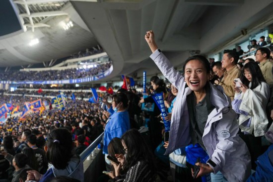 11月1日,球迷在江苏南京举行的2025江苏省城市足球联赛(“苏超”)决赛中加油助威。新华社记者 李博 摄