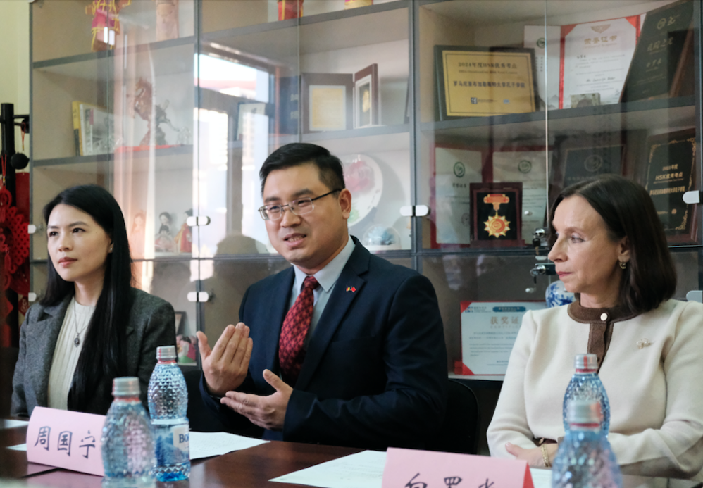 驻罗马尼亚使馆教育事务专员周国宁致辞。布加勒斯特大学孔子学院供图
