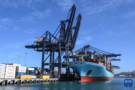 这是11月18日在智利圣安东尼奥港拍摄的服务于“车厘子快线”的货轮。新华社发（豪尔赫·比列加斯摄）