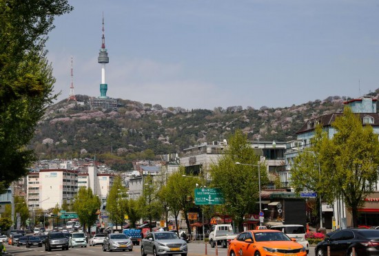 这是2019年4月19日,车辆行驶在韩国首尔的街道上。新华社记者王婧嫱摄