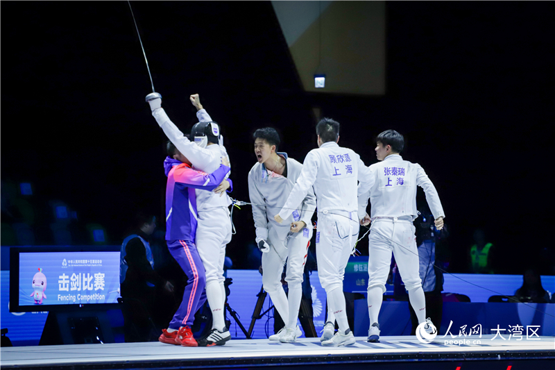 图1.上海队选手在比赛后庆祝夺冠。人民网 吴宇扬扬 摄