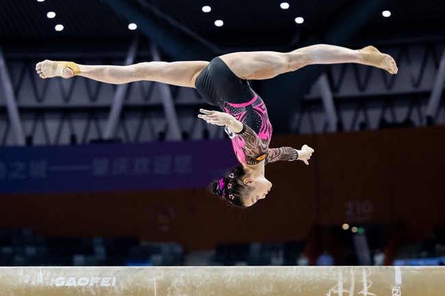 11月17日，柯沁沁在女子平衡木决赛中。（十五运会官方图片）