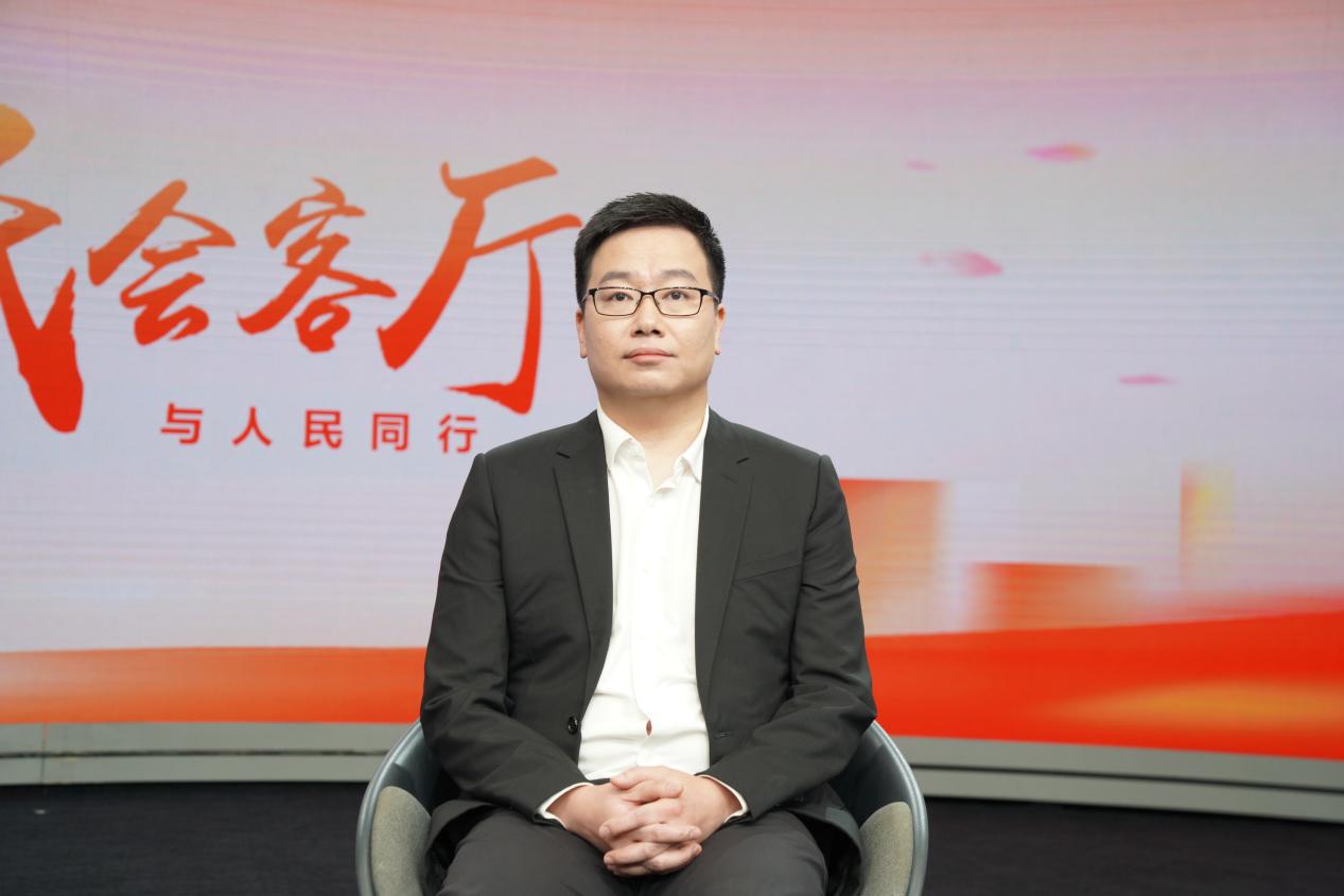 同福集团总裁刘辉接受采访。人民网记者 赵晨摄