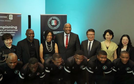 图为中国驻南非大使吴鹏(后排右三),南非体育、艺术和文化部长麦肯齐(后排中)出席捐赠仪式。记者 陈为 摄