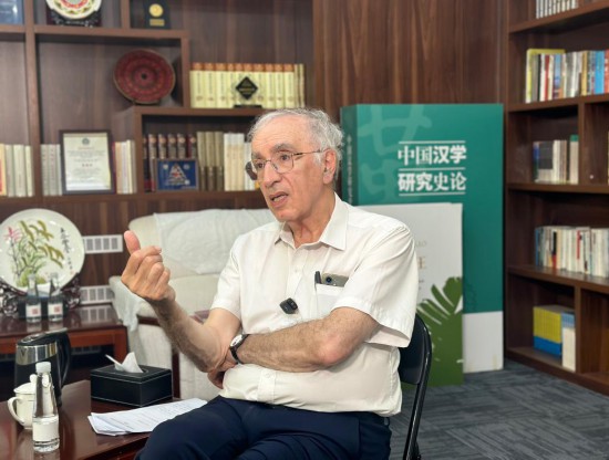 法国汉学家白乐桑在北京语言大学接受新华社记者采访(6月5日摄)。新华社记者 时艺菲 摄