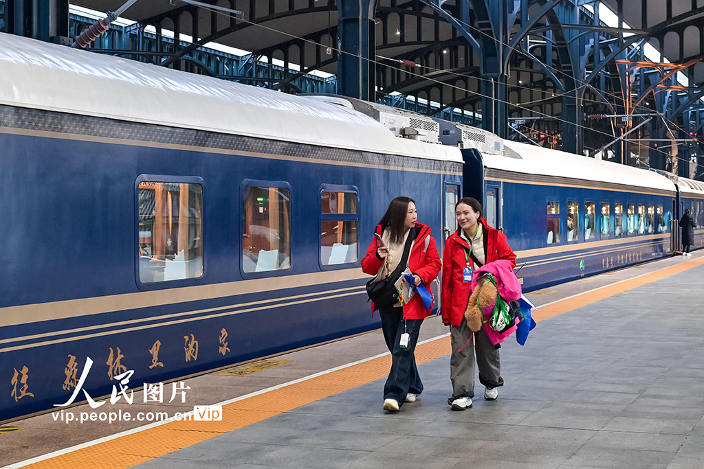 黑龙江:“伊春号”旅游专列试运行