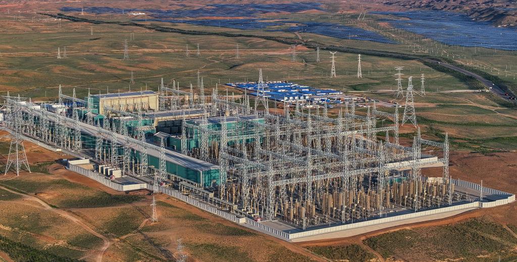 这是8月19日拍摄的“宁电入湘”工程宁夏中卫市中宁换流站（无人机照片）。新华社记者冯开华 摄