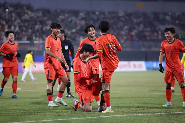 11月26日,中国队球员在比赛中庆祝进球。新华社记者 黄伟摄