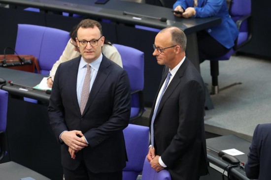 5月6日,在德国首都柏林的国会大厦,默茨(右)在第二轮投票议程中。新华社记者杜哲宇摄