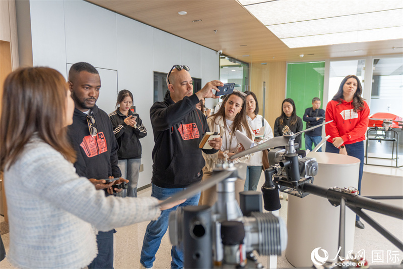 记者团在深圳玉树具身机器人智创中心参观采访。 人民网记者 许峥摄