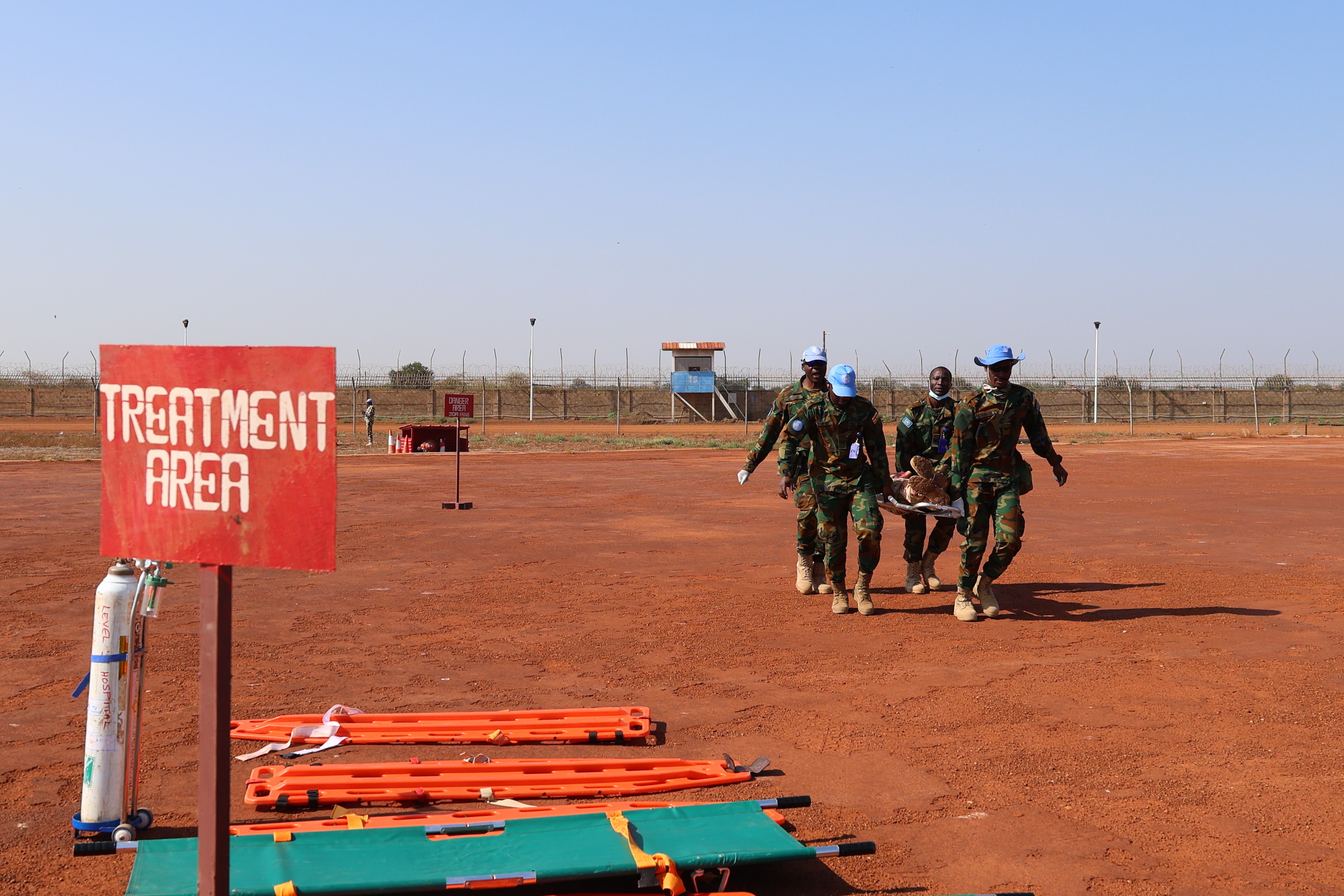 搬运伤员 韩瑞田摄