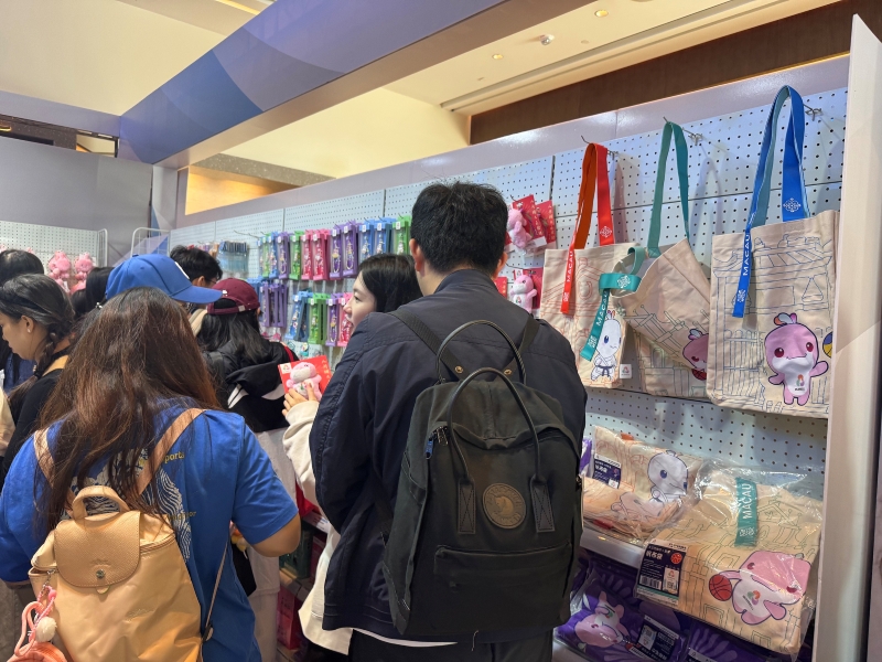 在澳门，第十五届全运会文创产品引发购买热潮。图片来源：视觉中国