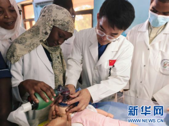11月17日,在乍得首都恩贾梅纳的中乍友谊医院,第20批援乍得中国医疗队队员徐康在对乍方医护进行新生儿护理培训。(第20批援乍得中国医疗队供图)