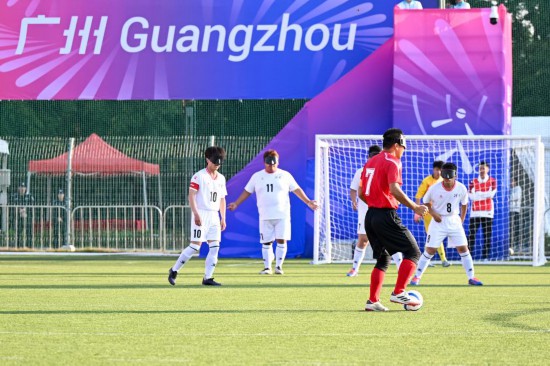 12月8日,在全国第十二届残疾人运动会暨第九届特殊奥林匹克运动会盲人足球项目男子组小组赛中,福建队4:0战胜河南队。新华社记者 陈浩明 摄