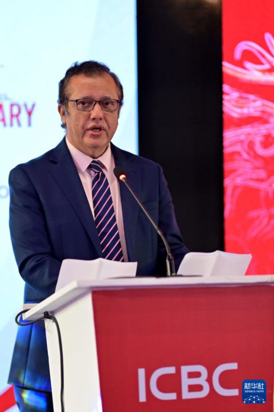 11月25日，在巴基斯坦南部城市卡拉奇，巴基斯坦国家银行（央行）执行董事穆罕默德·马利克在巴基斯坦人民币清算行（中国工商银行卡拉奇分行）举办的“人民币国际化在巴十周年”活动上致辞。新华社发 （中国工商银行卡拉奇分行供图）