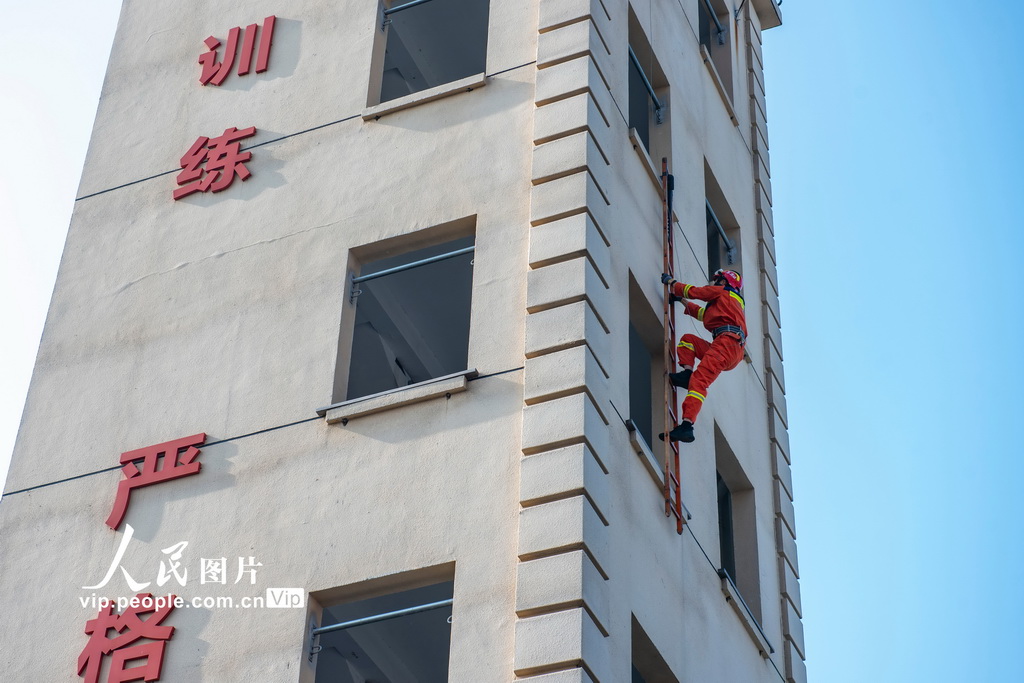 2025年11月17日,消防救援人员在进行挂钩梯攀登训练。